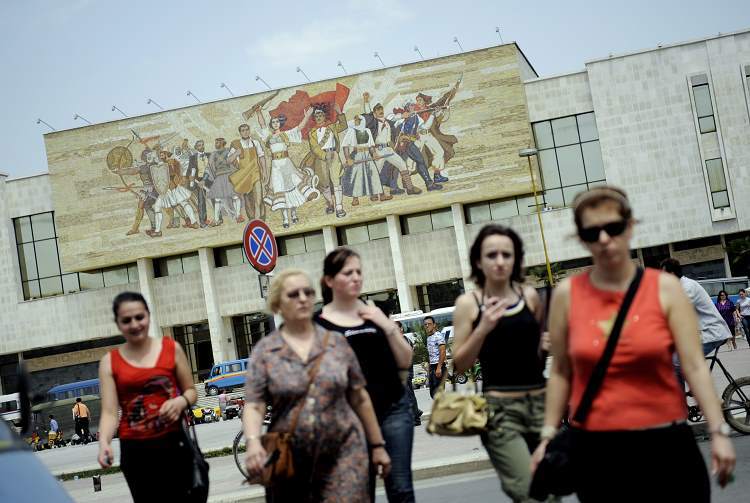 Skanderbeg-Platz in Tirana. Lindita Arapis Roman ist eine Hymne auf die albanischen Frauen. / Marc-Steffen Unger, n-ost