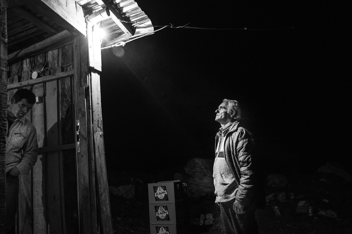 Wird der Strom diese Nacht bleiben? Eine Bar in Shpati, einer Bergregion in Mittelalbanien / Florian Bachmeier, n-ost