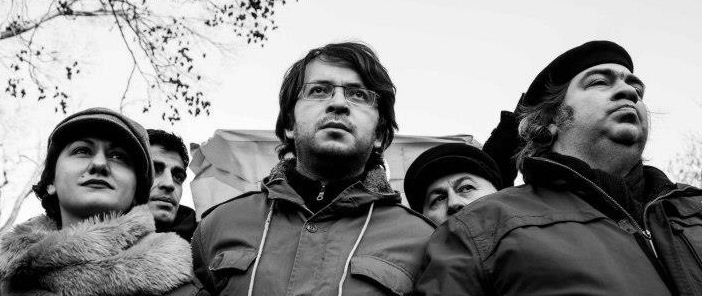Der aserbaidschanische Journalist und „Meydan TV“-Redakteur Emin Milli (Mitte) mit seiner Frau, der Künstlerin Tora Milli, auf einer Demonstration in Baku im Januar 2013 / Foto (Ausschnitt): Jahangir Joussif, n-ost