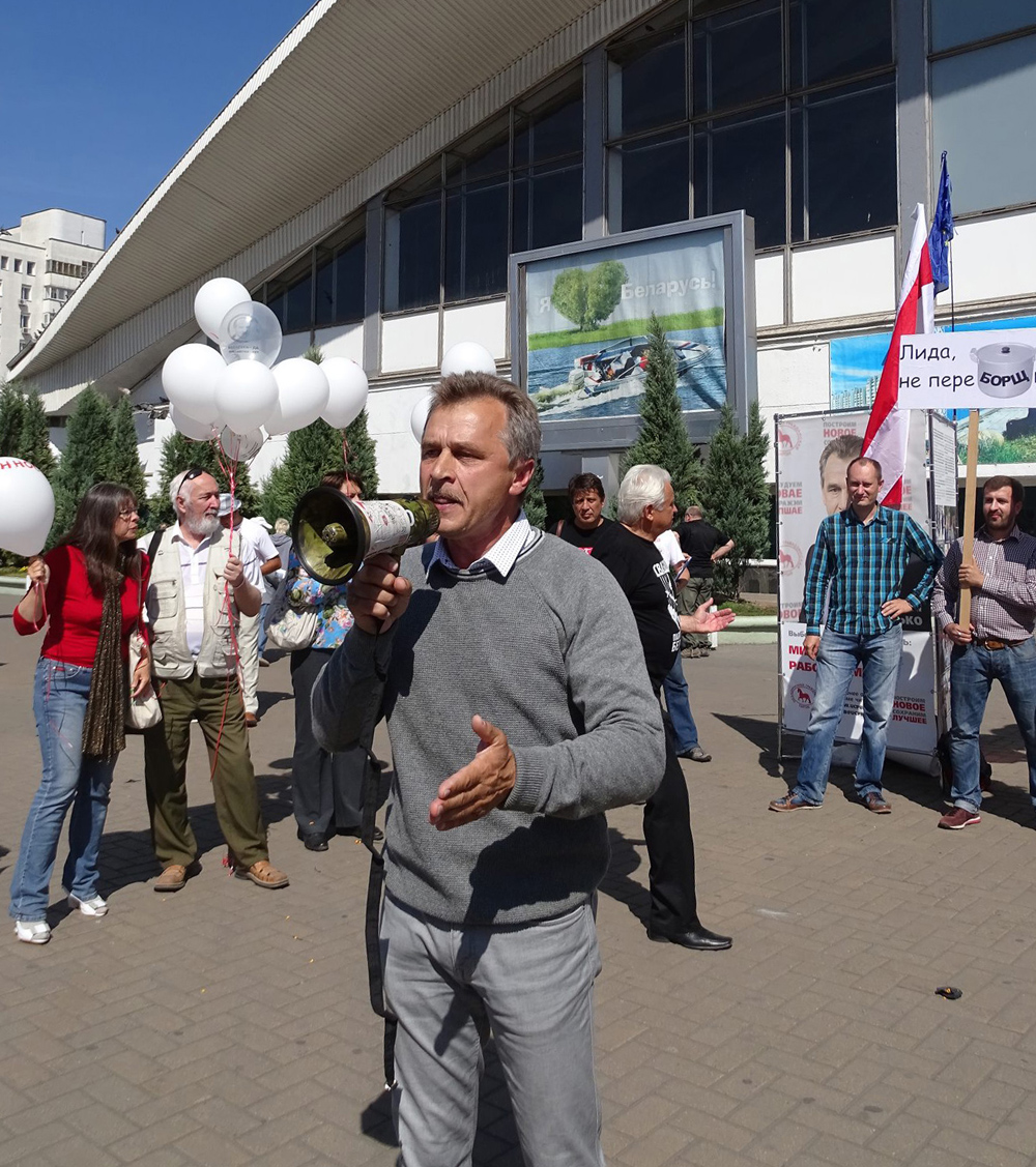 Anatol Ljabedska von der „Vereinigte Bürgerpartei“ ruft in Minsk zum Boykott der Wahlen auf. / Foto: Simone Brunner, n-ost
