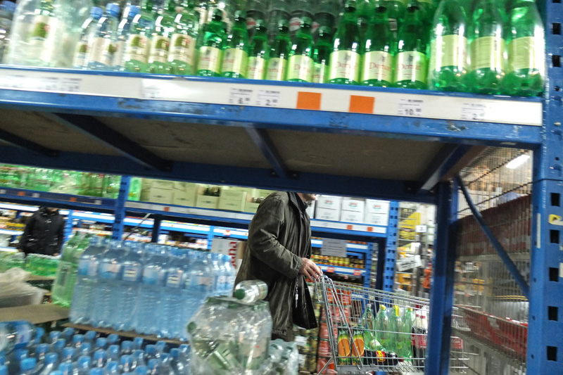 Viele Kroaten durchschreiten den Supermarkt mit einer gehörigen Portion Skepsis / Kresimir Zadravec,&amp;nbsp;n-ost