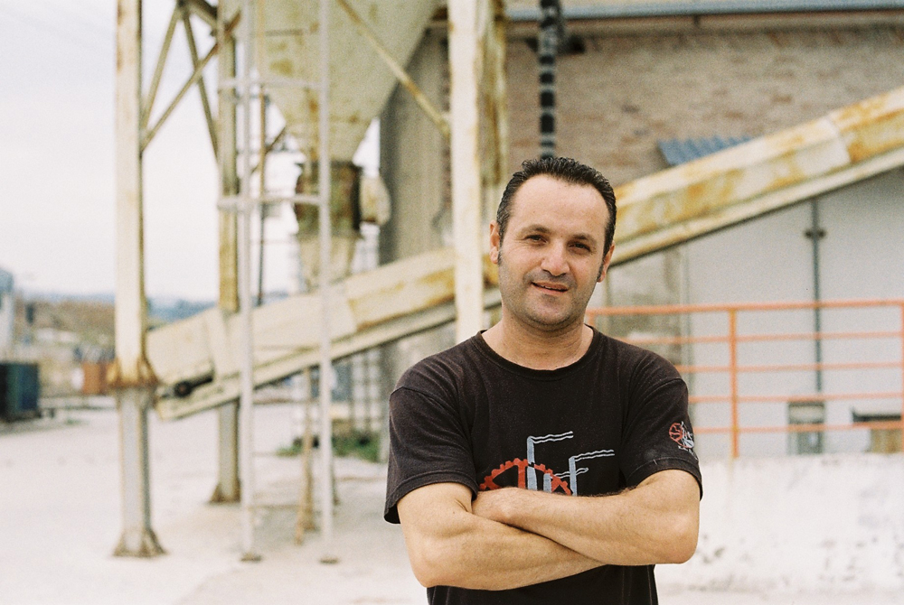 Dimitris Koumatsiolis arbeitet für der Kooperative VIOME, die in einer besetzten Fabrik in Thessaloniki „Soli-Seife“, Waschpulver und andere Putzmittel produziert. / Nancy Waldmann, n-ost