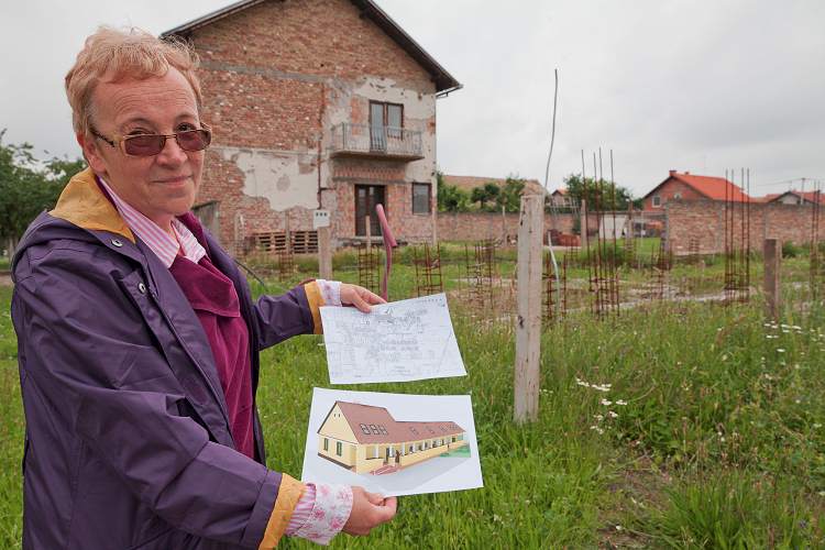 Dara Mayer, Vorsitzende des Verein der Deutschen und Österreicher Vukovar, zeigt den Plan für ihr Haus der Deutschen das ein Museum mit der Geschichte der Donauschwaben beheimaten soll. / Christian Weiß, n-ost