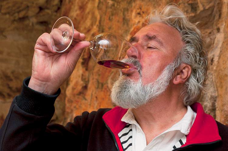 Der Winzer Andro Tomić mit einem Glas Prosek in seinem Weinkeller. / Christian Weiß, n-ost