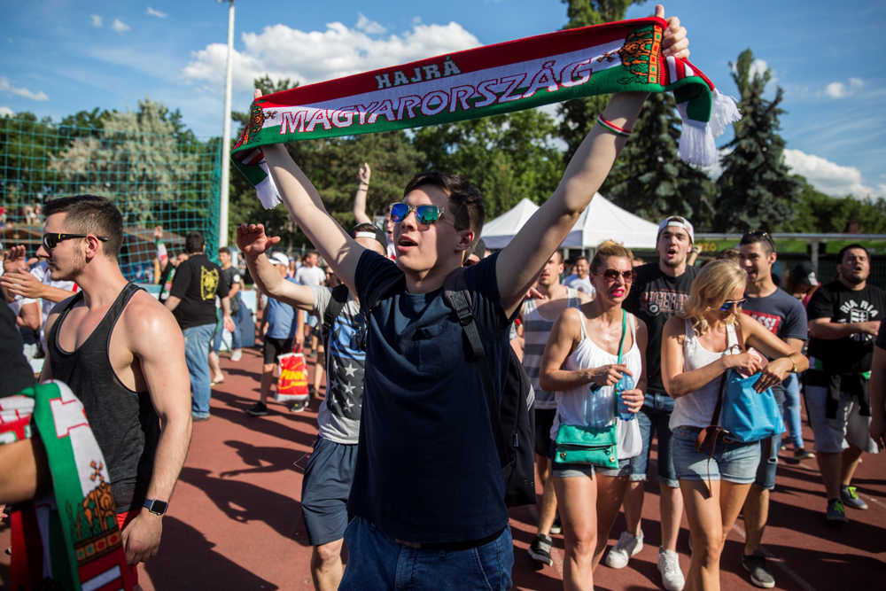 Der Fußball erlebt in Ungarn in der diesjährigen EM eine Renaissance. Budapests Straßen bebten vor Euphorie als sich die Nationalmannschaft in der Vorrunde gegen Island bewiesen hat. / Foto: Balint Hirling, n-ost
