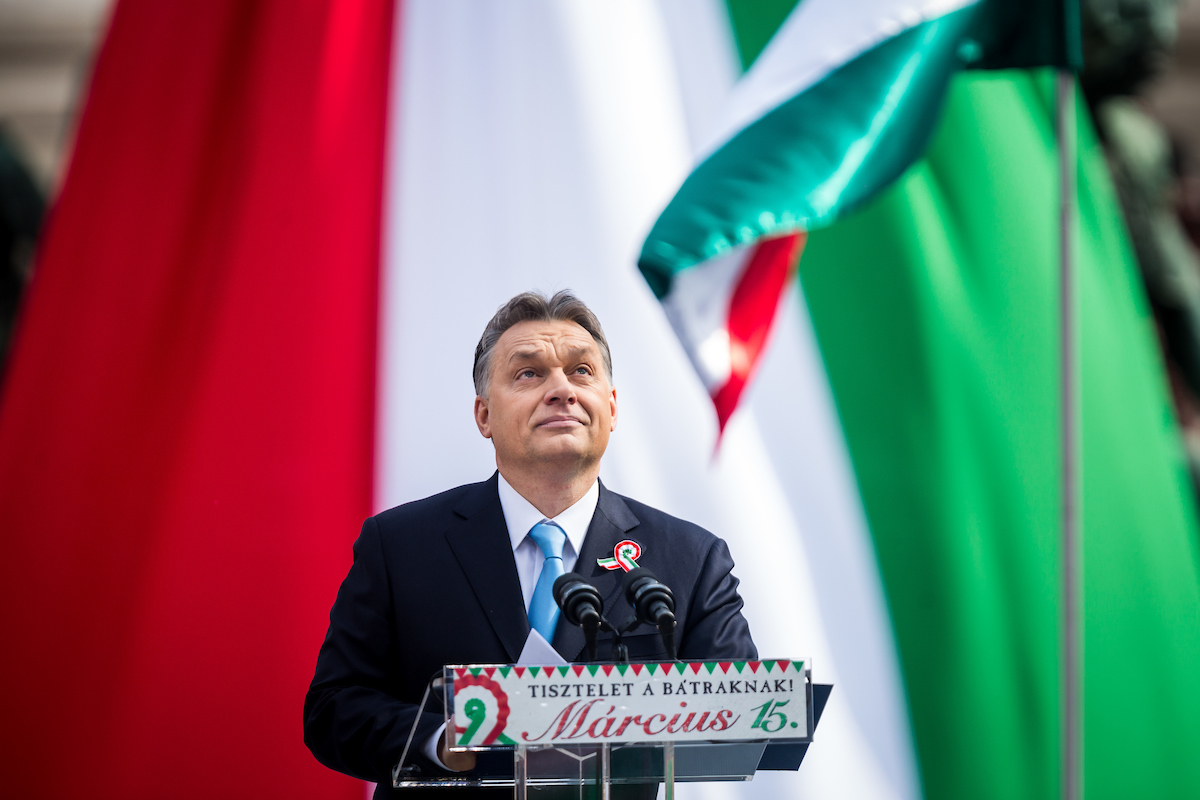 Die Drohung von Luxemburgs Außenminister Asselborn ist Wasser auf die Mühlen von Viktor Orban (Hier: am Revolutionsgedenktag vor seinen Anhängern, Archivbild) / Laszlo Mudra, n-ost (Ausschnitt)