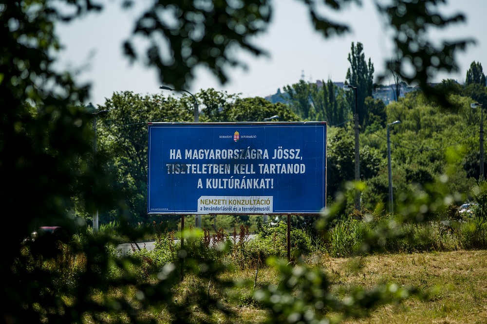 "Wenn Du nach Ungarn kommst, mußt Du unsere Kultur respektieren" Solche Plakate hat die Regierung unter Orban in Ungarn aufhängen lassen und macht so Stimmung gegen Flüchtlinge. / Foto: Laszlo Mudra, n-ost