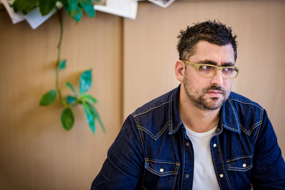 Tibor Racz in seinem Büro in Budapest, wo er für das Nachrichtenmagazin „hvg“ schreibt / Laszlo Mudra, n-ost