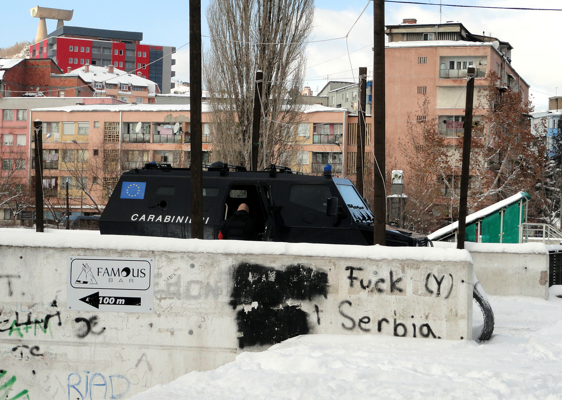 KFOR-Soldaten bewachen die Brücke über den Fluss Ibar in Kosovska Mitrovica / Monika Stepanek, n-ost 