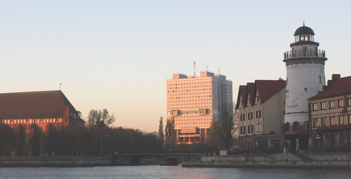 Quadratischer Riesenbau im Abendlicht: Das Haus der Räte prägt das Stadtzentrum von Kaliningrad – nicht gerade zur Freude aller Anwohner. / Sarah Portner, n-ost
