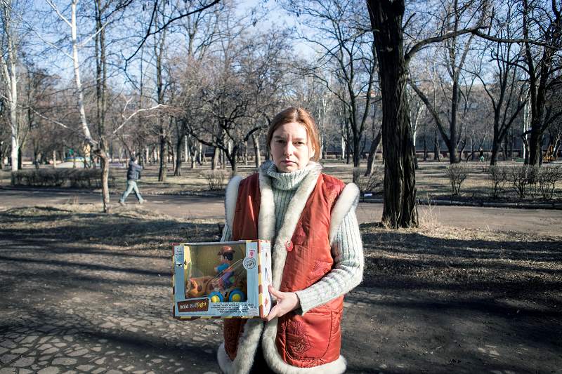 Nichts ist mehr normal im Osten der Ukraine: Anna, Verkäuferin in einem Spielwarenladen mit einem durch Granatbeschuss beschädigten Artikel aus ihrem Laden.&amp;nbsp; / Foto: Florian Bachmeier, n-ost