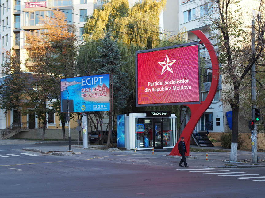 Die Frage, in welche Richtung sich Moldau orientieren soll, bestimmt den Wahlkampf: Die Sozialistische Partei zum Beispiel ist für eine weitere Annäherung an Russland. / Maya Kristin Schönfelder, n-ost