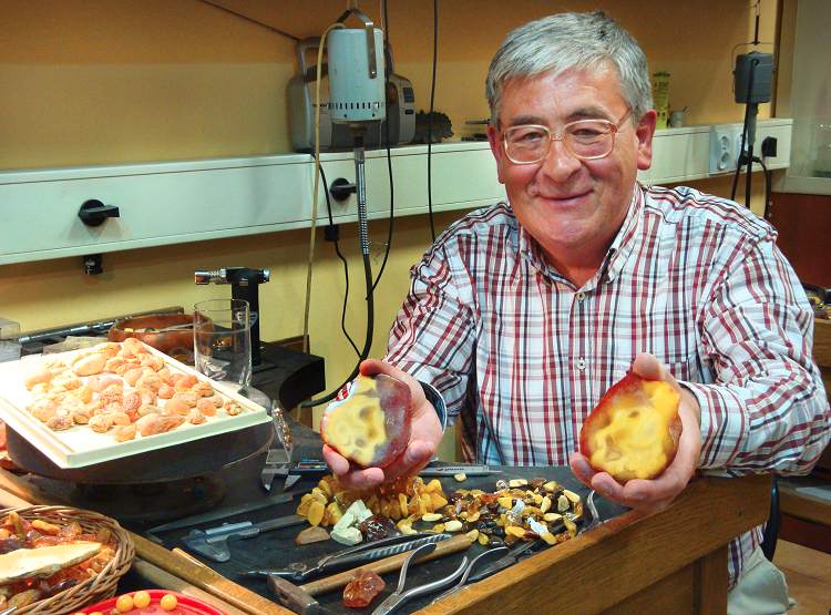Zbigniew Strzelczyk fertigt in seiner Danziger Werkstatt seit 30 Jahren Schmuck. (Foto: Agnieszka Hreczuk, n-ost)