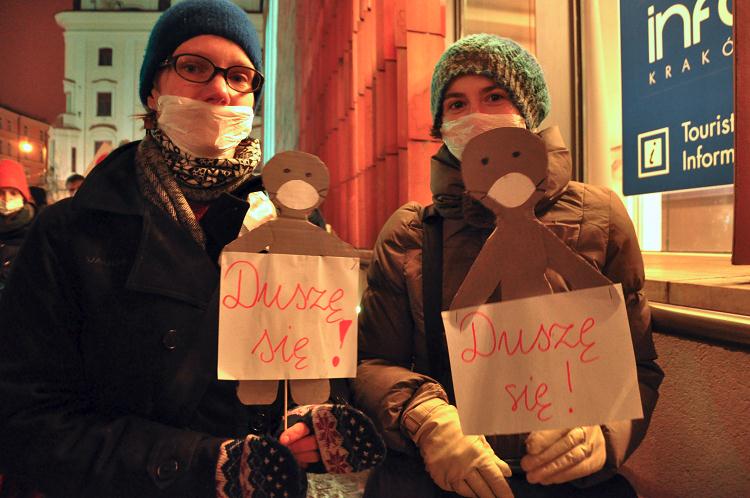 "Ich ersticke" - Demonstrantinnen mit Gasmaken in Krakau / Juliane Preiss, n-ost