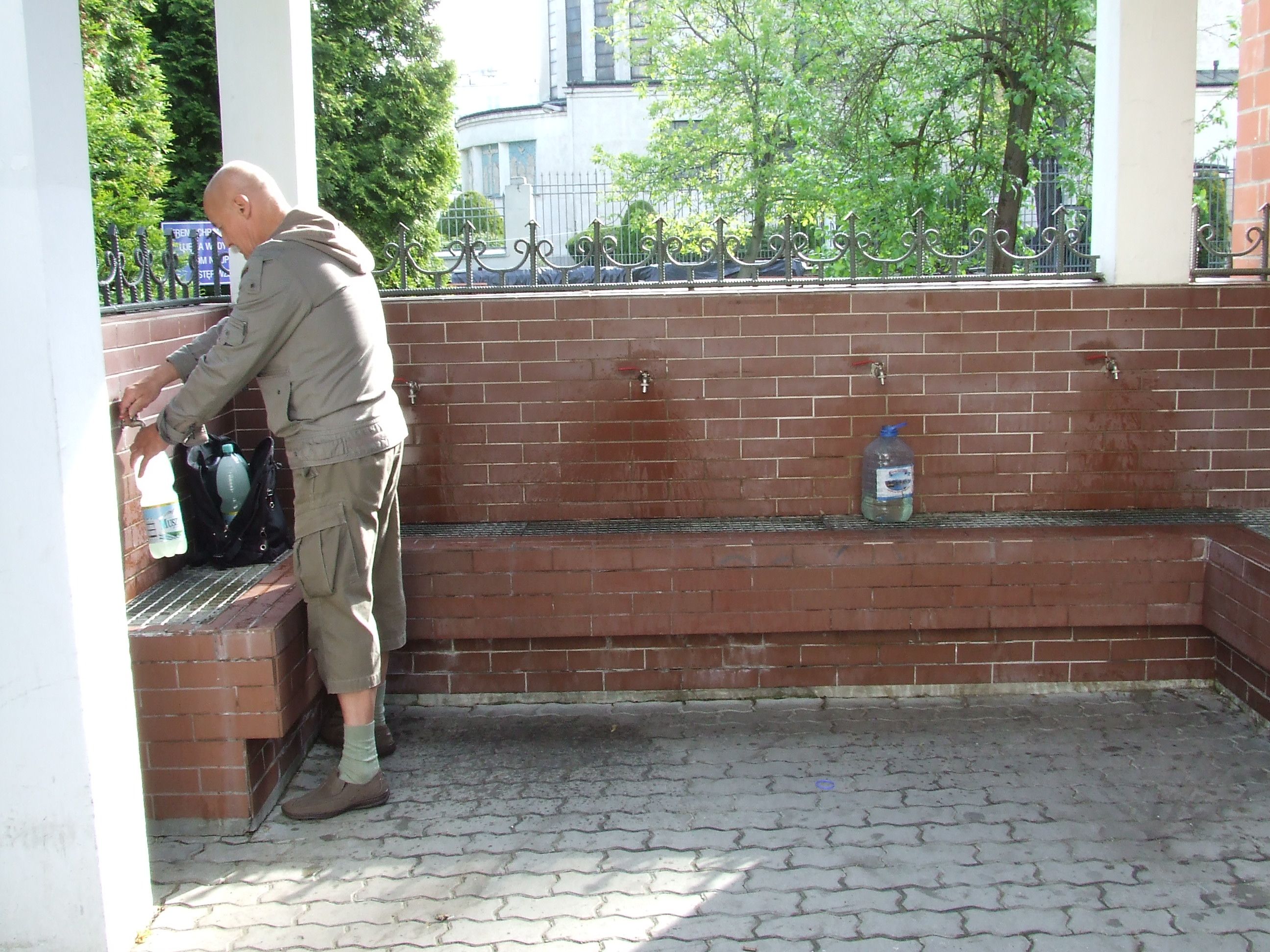 Brunnen statt Wasserhahn - in Warschau Alltag / Elisabeth Lehmann, n-ost