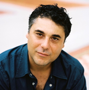 Lässt die Utopie von einer besseren Welt in böser Polit-Satire enden: Der bulgarische Autor Alek Popov. / Foto: Lukas Beck, n-ost