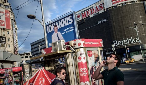 Im Stadtzentrum von Bukarest wirbt Stichwahlkandidat Klaus Johannis in blütenweißem Hemd für sich. / Mihai Stoica, n-ost