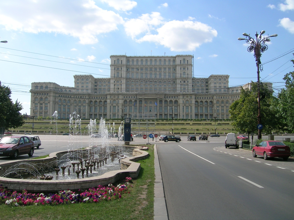 Der Parlamentspalast in Bukarest / Laura Capatana, n-ost