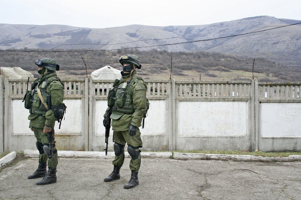 Russische Soldaten ohne Hoheitszeichen vor einer ukrainischen Militärbasis auf der Krim / Jutta Sommerbauer, n-ost