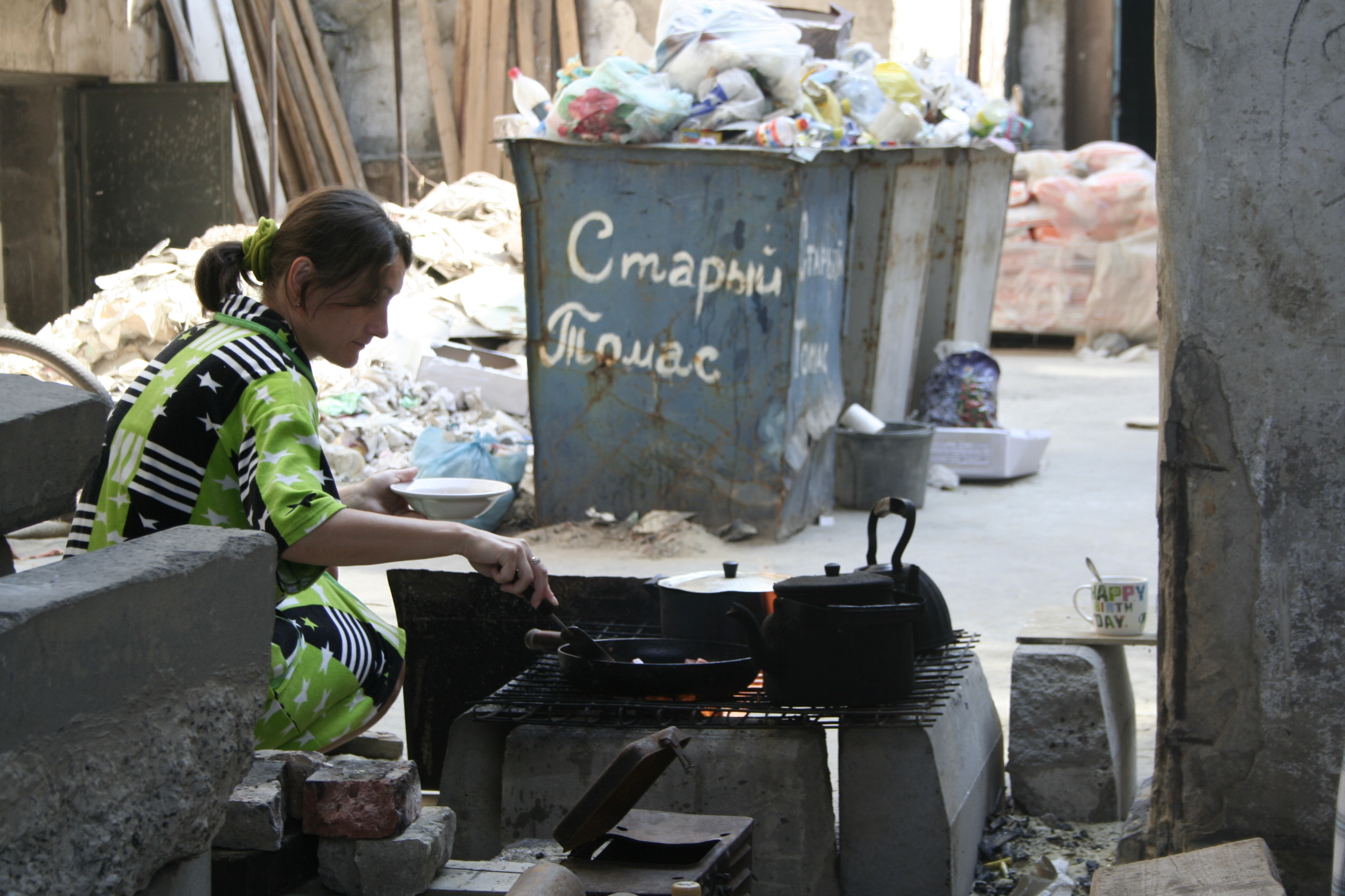 Am Tag traut sich Tatjana Wladimirowna in den geschützten Innenhof des Kulturpalastes. Dort kocht sie über offenem Feuer / Jutta Sommerbauer, n-ost