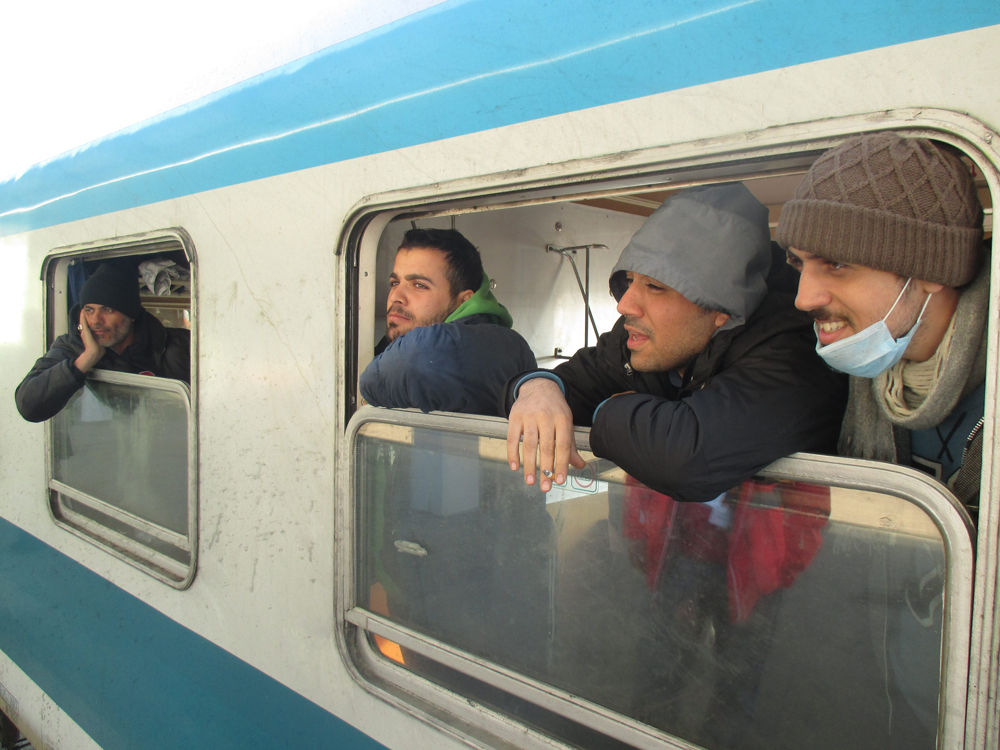 Warten auf die Weiterfahrt am Bahnsteig von Dobova / Foto: Hubert Beyerle, n-ost