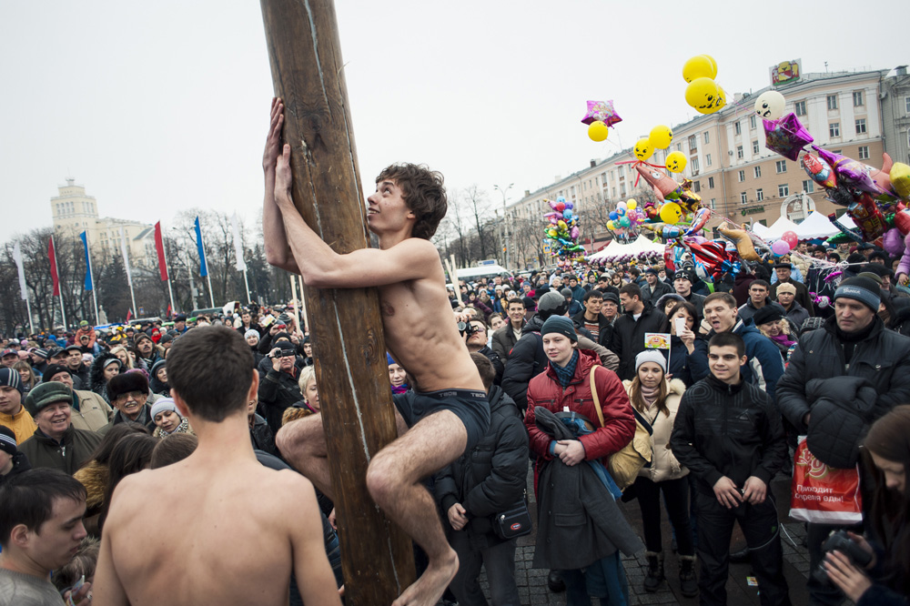 „Dawai-dawai-dawai! Los, weiter!“ Junge russische Männer zeigen beim Fest Maslenitsa, was in Ihnen steckt / Fabian Weiss, n-ost
