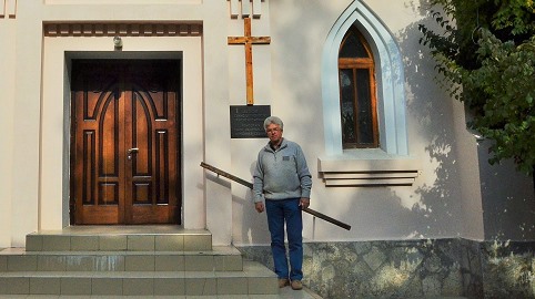 Viktor Raiser ist Krimdeutscher und leitet eine Begegnungsstätte in der lutheranischen Kirche von Simferopol. / Robert Kalimullin, n-ost