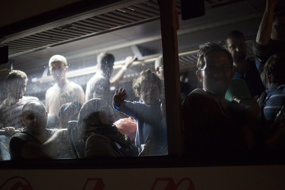 Kroatien bringt die Flüchtlinge per Bus an die ungarische Grenze, wo sie in ungarischen Bussen weiter an die österreichische Grenze gebracht werden. / Foto: Nils Bröer, n-ost