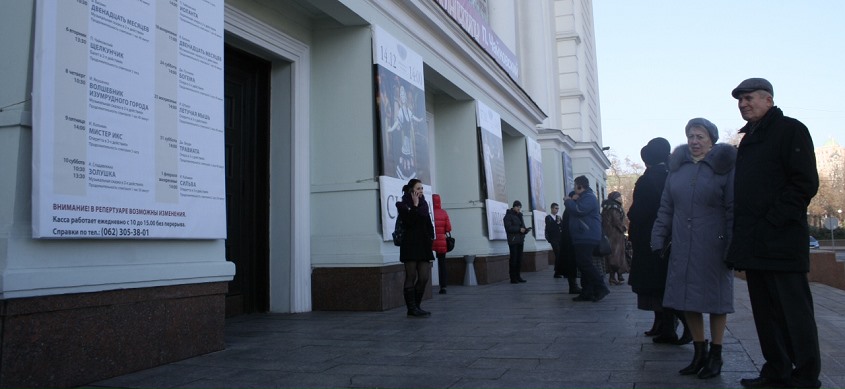 Donezker informieren sich über den Spielplan des Opernhauses. / Jutta Sommerbauer, n-ost