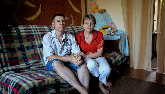 Alexander und Svetlana Konstantinow haben bei den „Wahlen“ der selbsternannten Volksrepublik Donezk abgestimmt. Das Ehepaar ist für die Unabhängigkeit der von den Separatisten besetzten Gebiete von der Ukraine. / Maria Turtschenko, n-ost