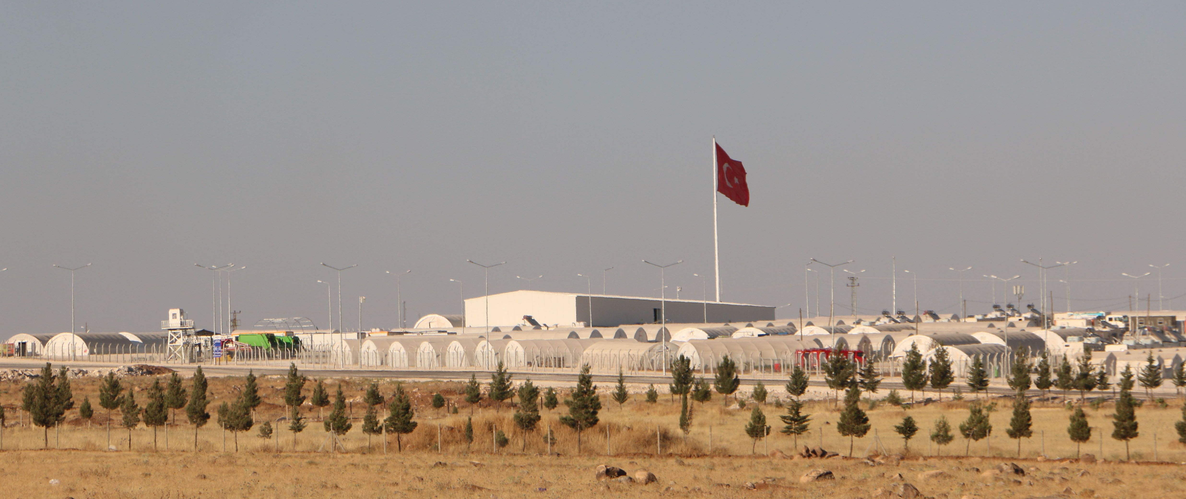 Blick auf die AFAD Zeltstadt zwischen Suruc und Sanliurfa in der unmittelbaren Nähe der syrischen Grenze. In der Türkei leben derzeit etwa 1,8 Millionen Flüchtlinge aus Syrien. Es entstehen immer mehr neue Flüchtlingslager entlang der Grenze. / Foto: Claws Tohsche, n-ost