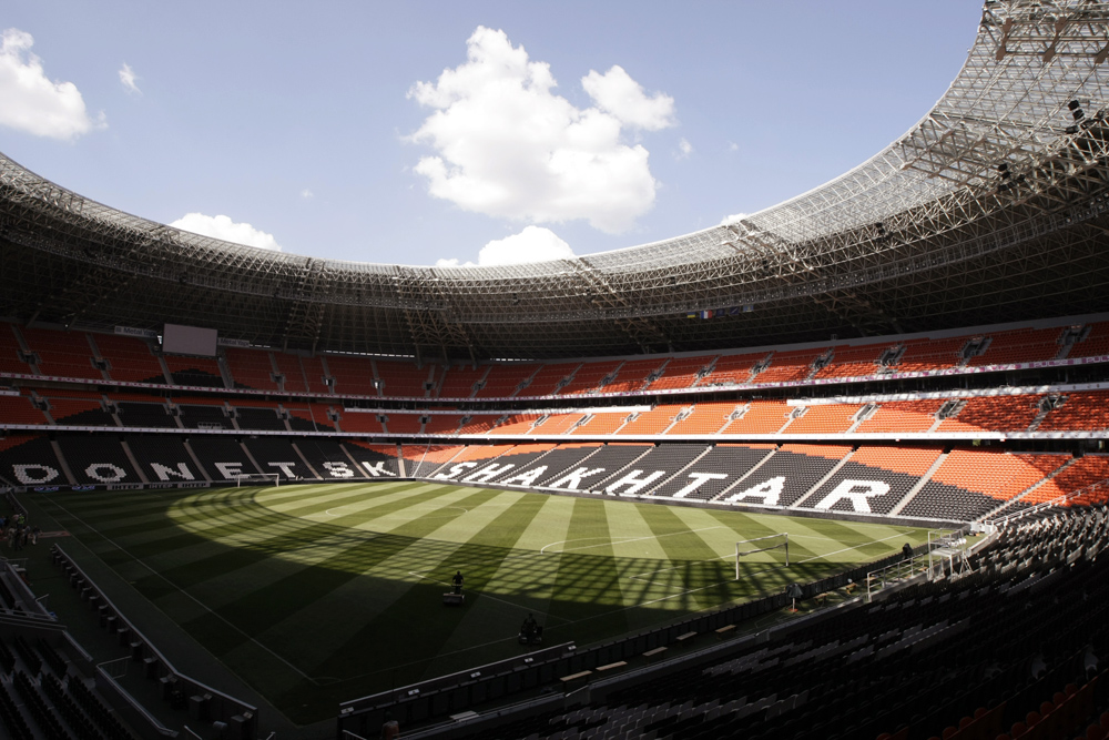 Erinnerung an bessere Zeiten: Das Fußballstadion in Donezk wurde zur EM 2012 eingeweiht. Mittlerweile lässt der Krieg im Donbass keine Spiele mehr zu. / Foto (2012): Konstantin Chernichkin, n-ost 