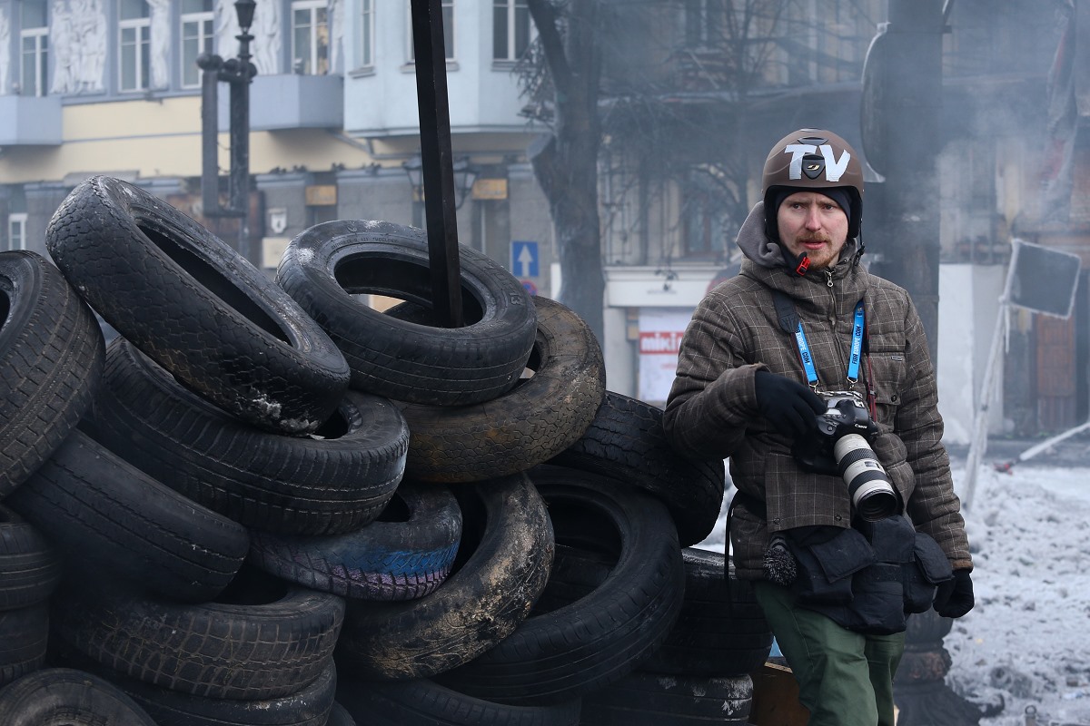 Der Fotojournalist Konstantin Chernichkin hält sich derzeit häufig in der Ostukraine auf. Im vergangenen Winter berichtete er oft vom Maidan - von dort stammt auch dieses Foto. / Hanna Hrabarska, n-ost