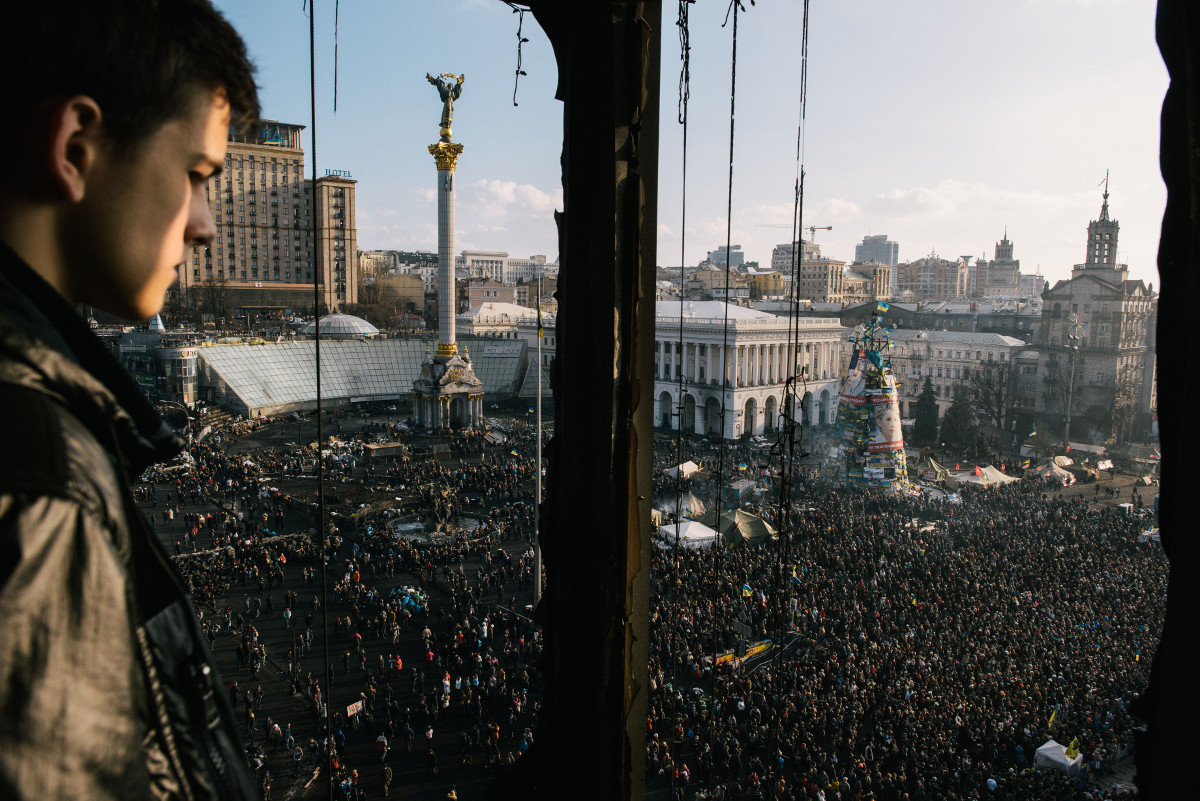 Ein Demonstrant beobachtet die Menschenmenge auf dem Maidan / Jacob Balzani Lööv, n-ost