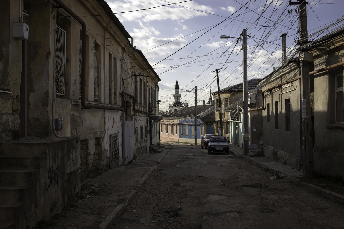 Im Hintergrund die Moschee in Simferopol, deren Iman aufgrund eines Einreiseverbots durch Russland inzwischen in Kiew lebt. / Foto: Florian Bachmeier, n-ost