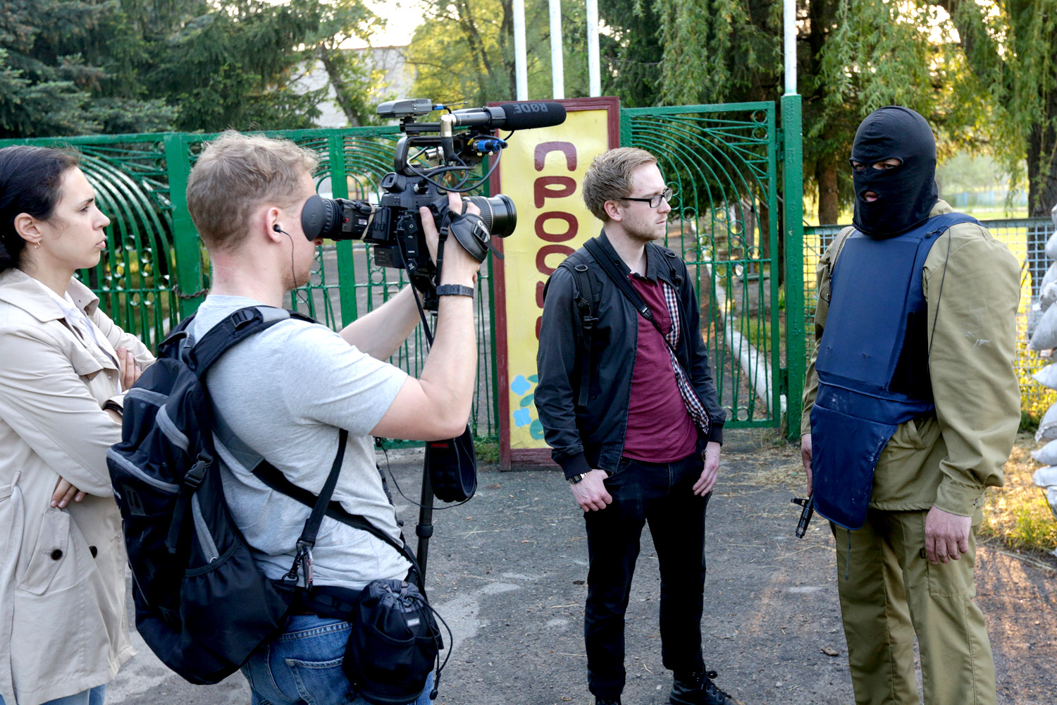 Ein amerikanisches Fernsehteam mit einer lokalen Stringerin in der Ostukraine / Konstantin Chernichkin, n-ost
