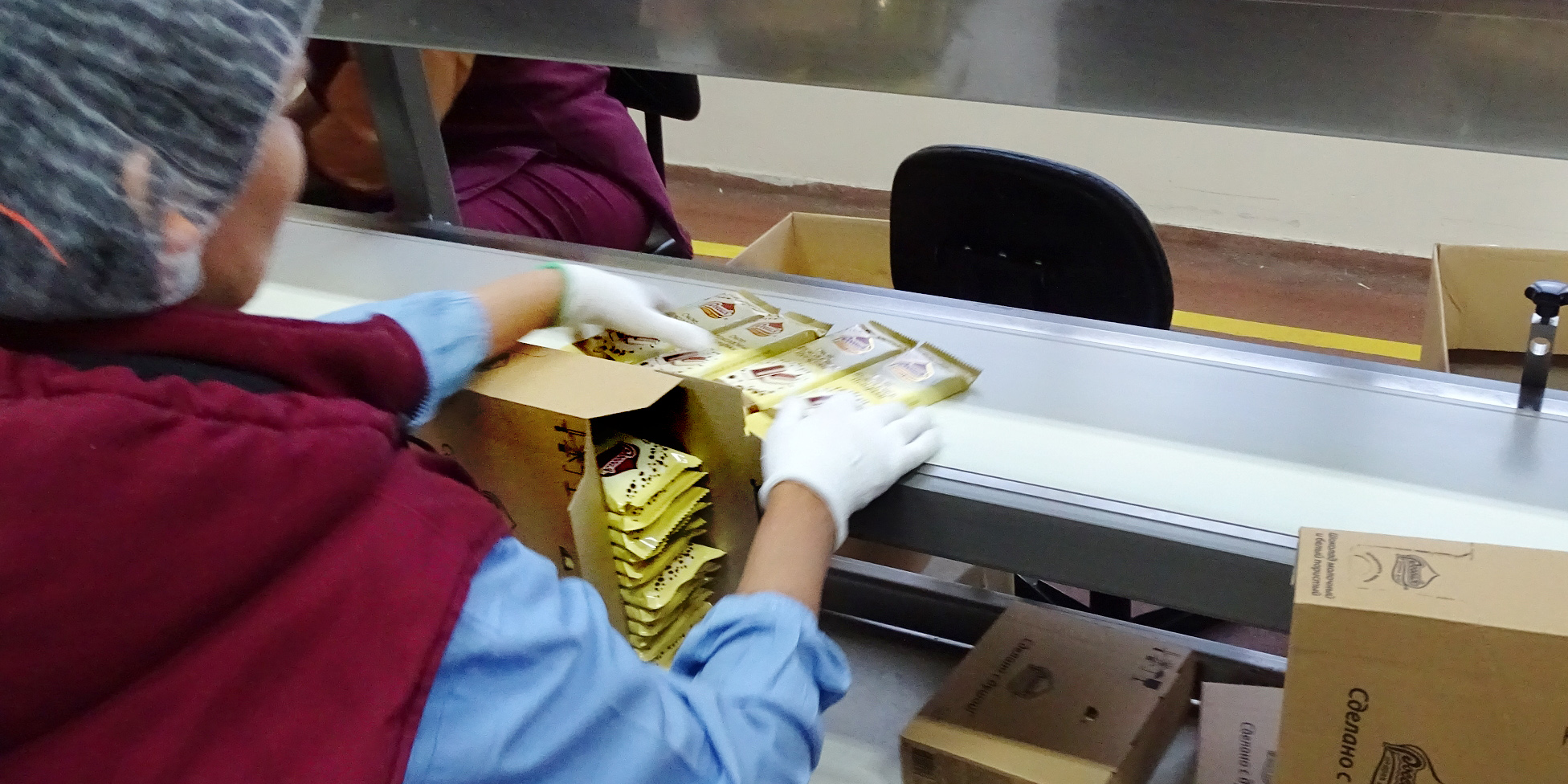 Noch wird in der Süßwarenfabrik Switotsch fleissig die Schokolade für den russischen Markt verpackt / Simone Brunner, n-ost