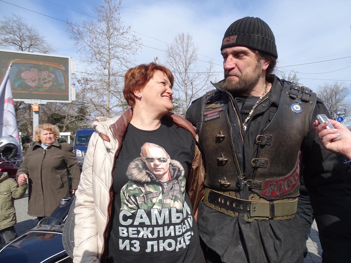 Alexander Saldostanow der Chef der Nachtwölfe, mit Fans auf den Feierlichkeiten zum ersten Jahrestages des Krimreferendums in Sewastopol / Foto: Simone Brunner, n-ost