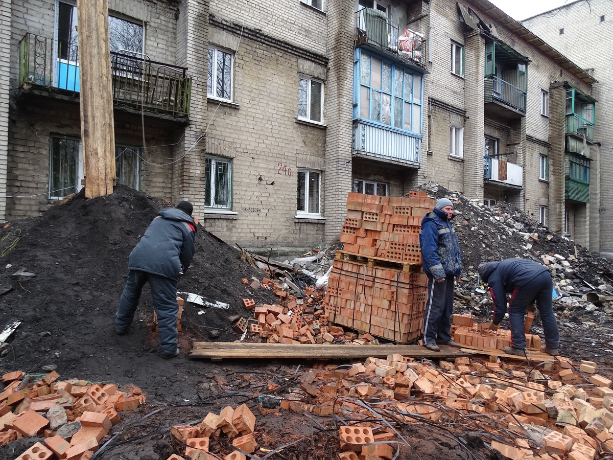 Ein Jahr nach den Kämpfen herrscht Aufbruchstimmung in Debalzewe. Von Normalität ist die Stadt aber noch weit entfernt.  / Foto: Simone Brunner, n-ost