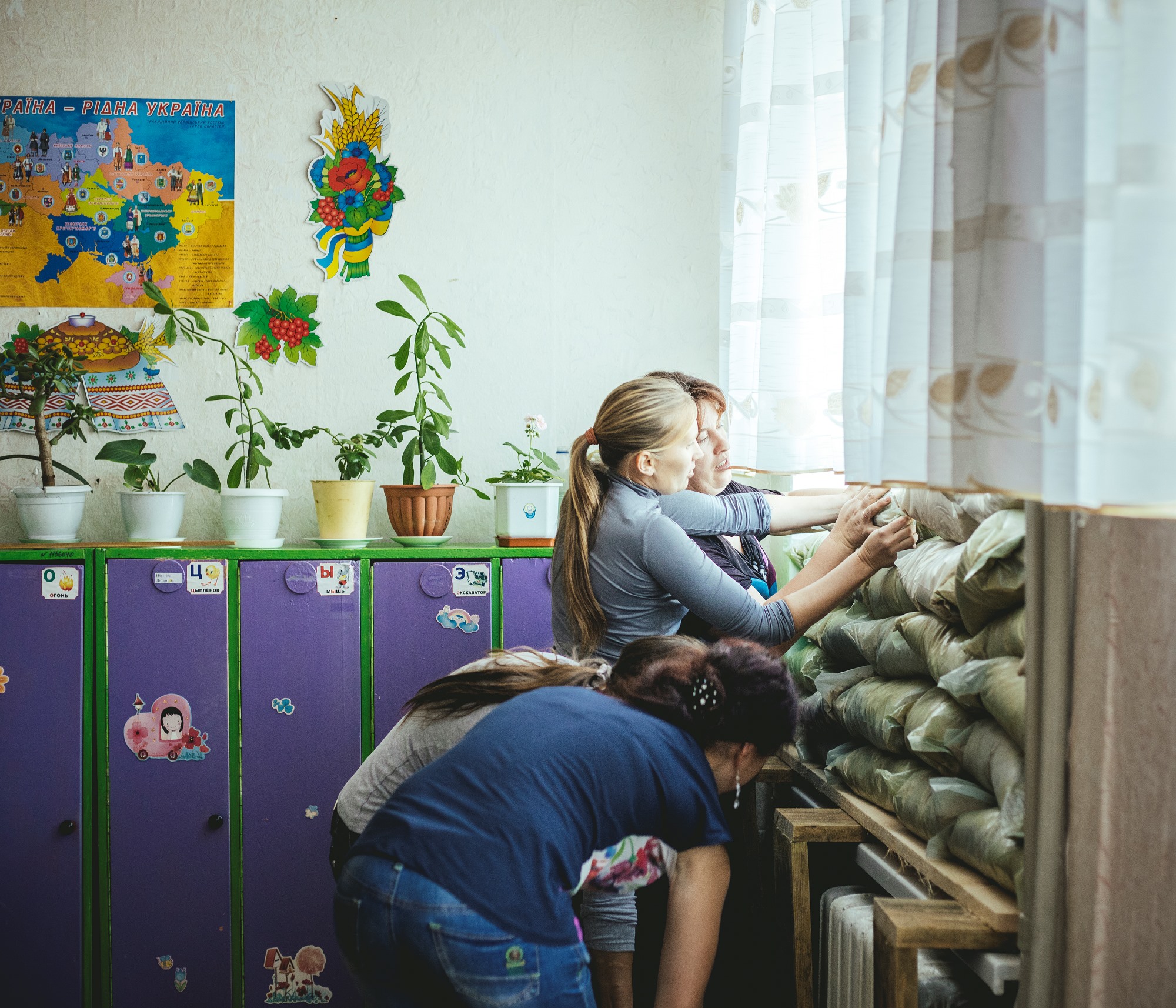 „Du legst dich am Abend schlafen und hast nur einen Gedanken: Werden sie heute wieder schießen?“ Schüler und Lehrer legen Sandsäcke an die Fenster der Klassenräume um sich vor Einschüssen zu schützen. / Foto: Florian Bachmeier, n-ost