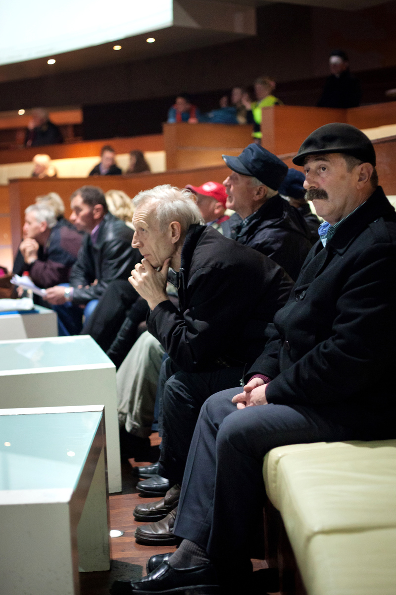 Gegen Armut und Arbeitslosigkeit, für mehr politische Mitbestimmung: Nach den Februarprotesten 2014 diskutieren bosnische Bürger in einem Plenum in Sarajevo die Zukunft ihres Landes. / Foto: Roska Vrgova, n-ost
