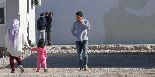 Viele Flüchtlinge aus den Aufnahmelagern in Athen, hier das Lager Elaionas, haben es immer schwerer, von Griechenland aus weiterzureisen. / Foto: Chrissi Wilkens, n-ost