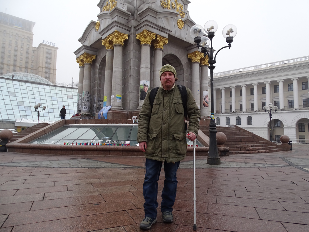 Die Verletzten warten bis heute auf Aufklärung: Igor Tschernezkij auf dem Maidan in Kiew. / Foto: Simone Brunner, n-ost