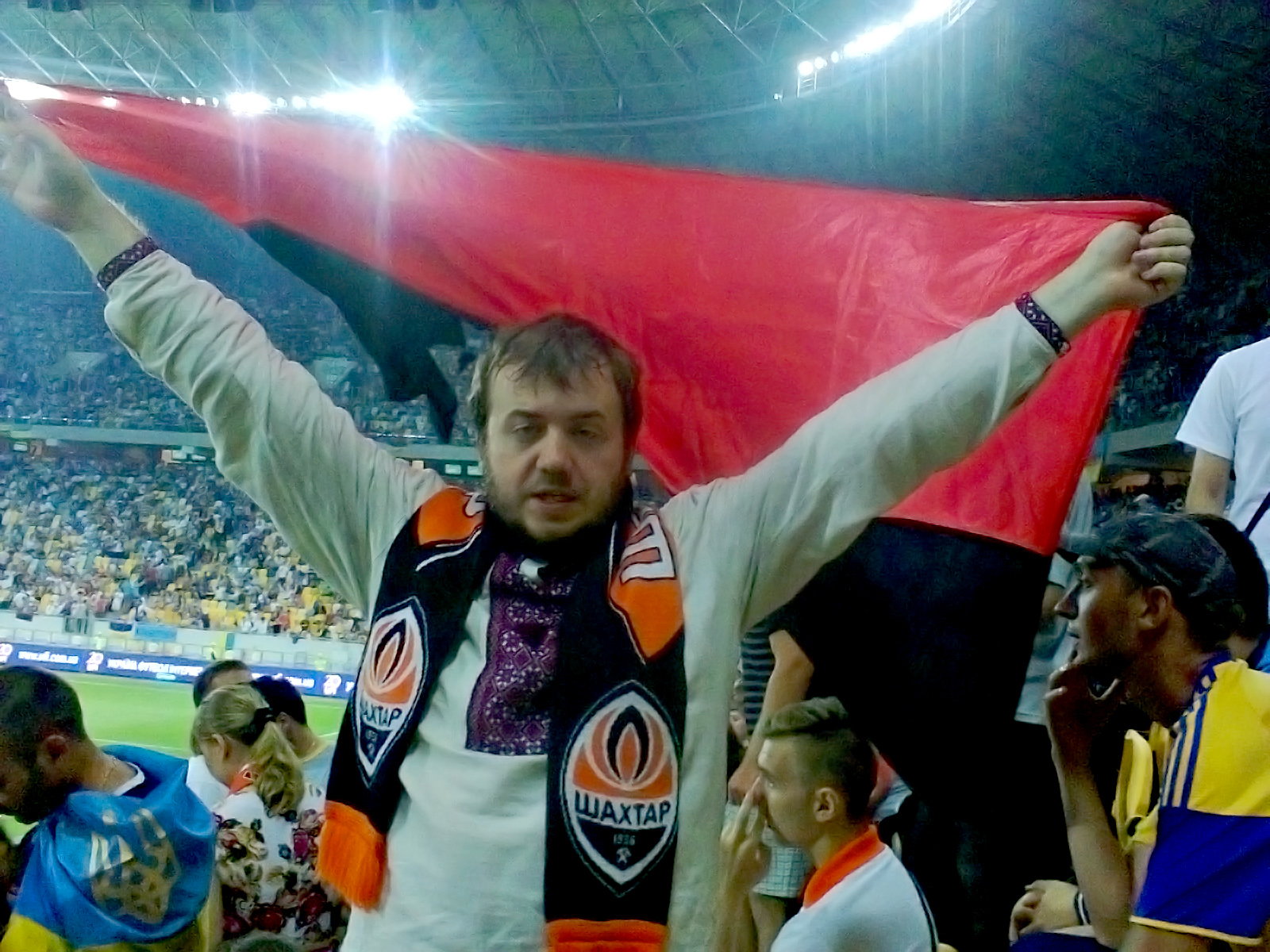 Einer der wenigen Lemberger Fans der ostukrainischen Mannschaft. / Foto: Moritz Gathmann