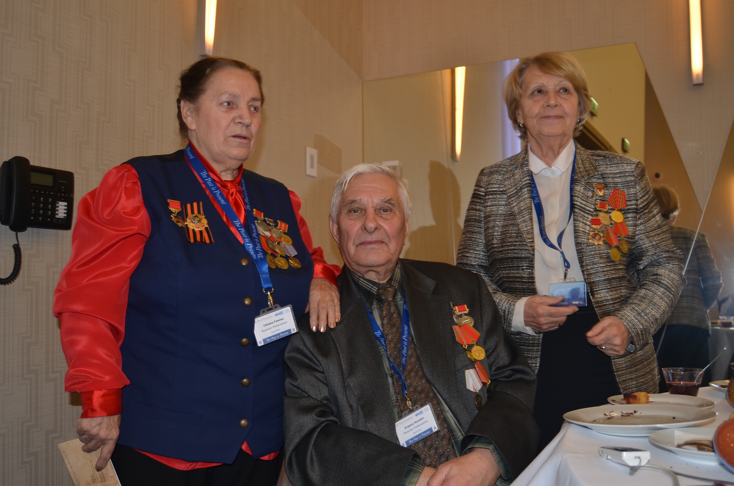 Holocaust-Überlebende Tatjana Fomina und Jewegenij Kowaljow, rechts die Tochter des Auschwitz-Befreiers Marschall Konew. / Foto: Robert Kalimullin