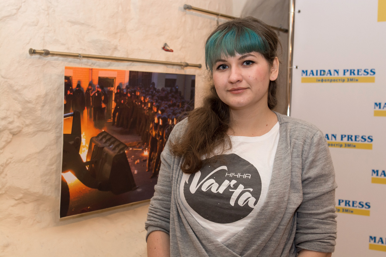 Alina Kropatschowa, 22, ist Mitglied der "Nachtwache" in Kiew. Die Organisation veranstaltet Konzerte, Lesungen und Diskussionen. / Foto: Nina Lishchuk, n-ost