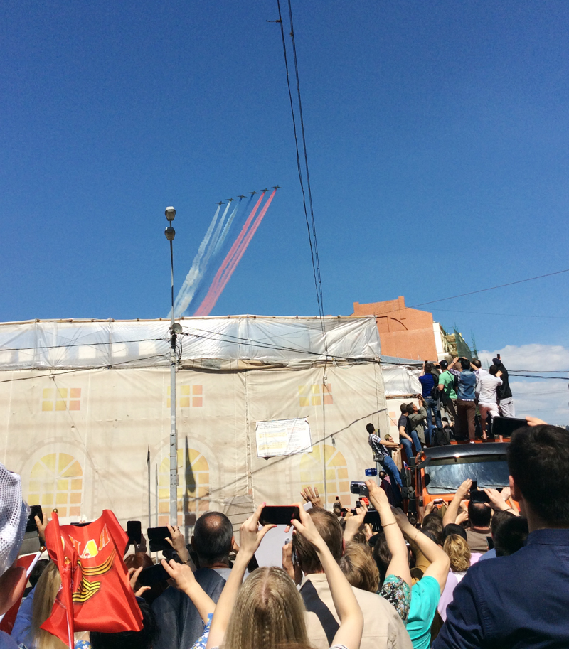 Bereits in den frühen Morgenstunden sicherten sich die Ersten ihren Platz auf dem Puschkin-Platz, um die Luftshow zum Tag des Sieges hautnah mitzuerleben. / Foto: Simone Brunner, n-ost