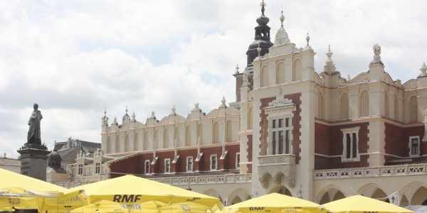 Der berühmte Marktplatz in Krakau mit den Tuchhallen ist eines der Wahrzeichen der Stadt / Martin Brand, n-ost