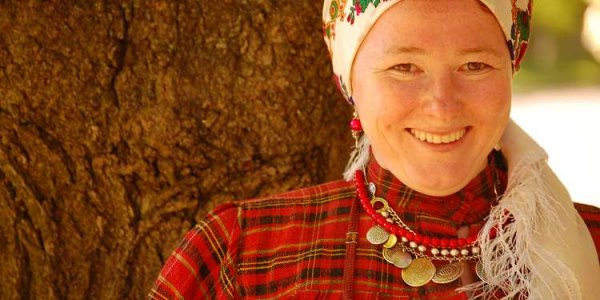 Musch Nadii trägt traditionelle udmurtische Tracht. / Leysan Kalimullina, n-ost