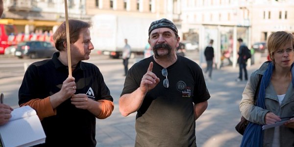 Der Obdachlose Attila Takacs führt Touristen durch Budapest / Daniel Kaldori, n-ost